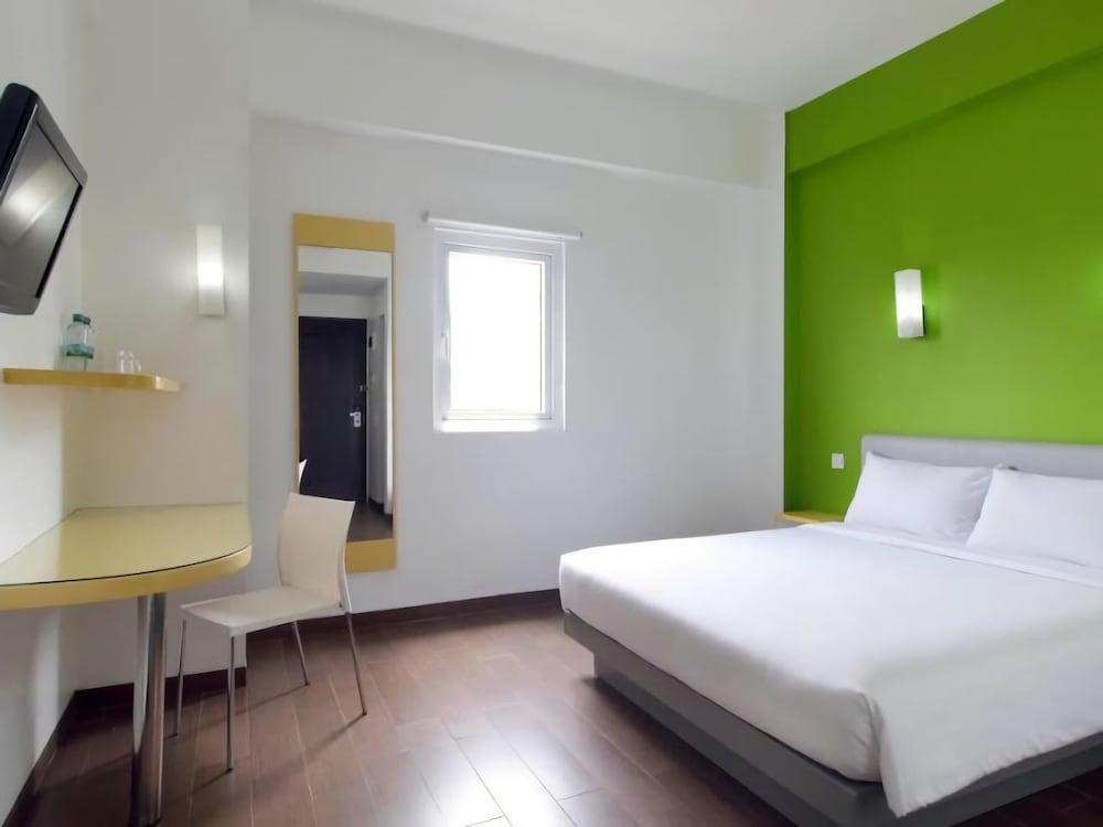 Amaris Hotel Bekasi Barat Exterior photo
