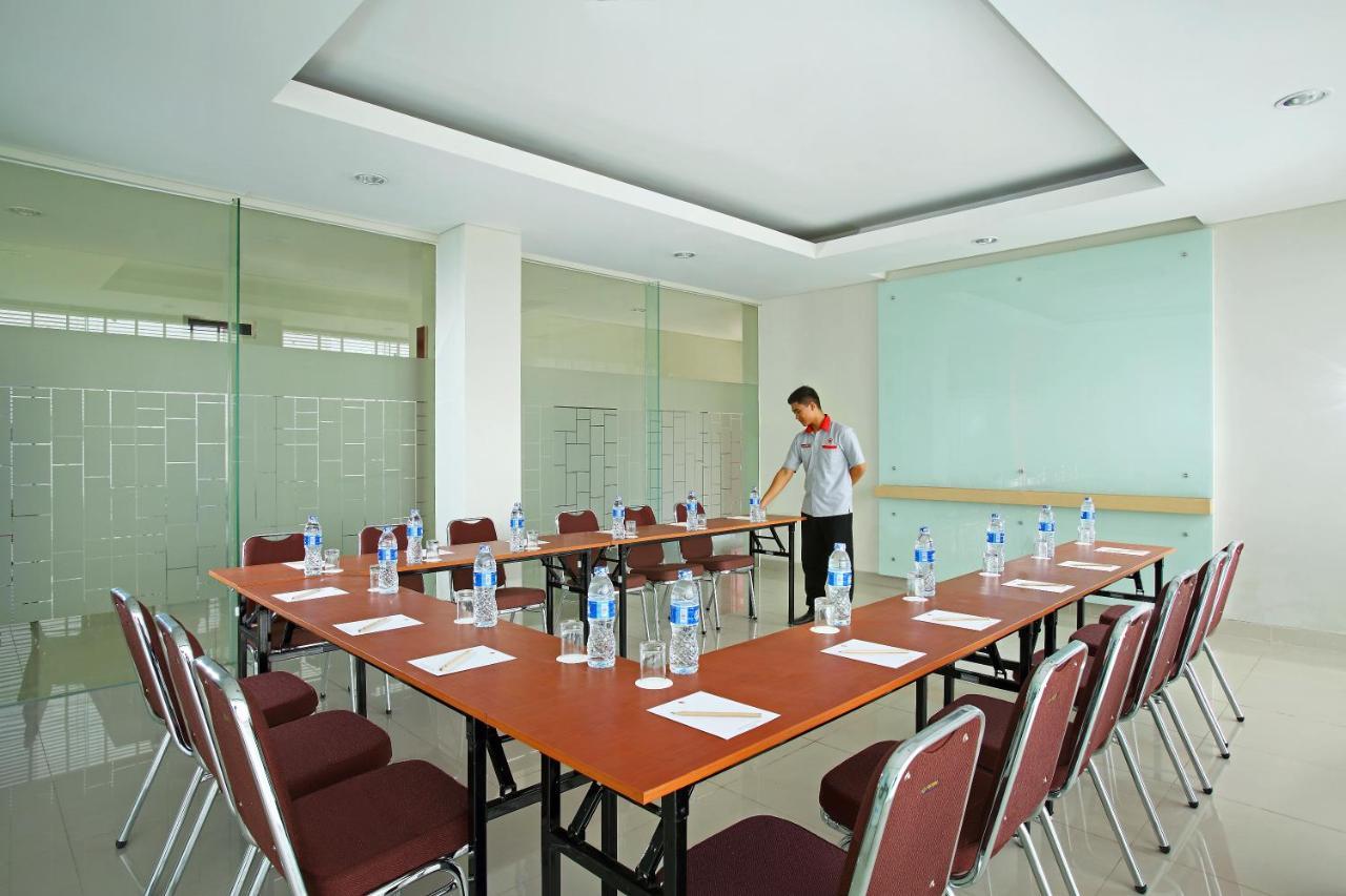 Amaris Hotel Bekasi Barat Exterior photo