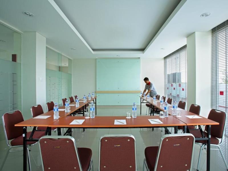 Amaris Hotel Bekasi Barat Exterior photo