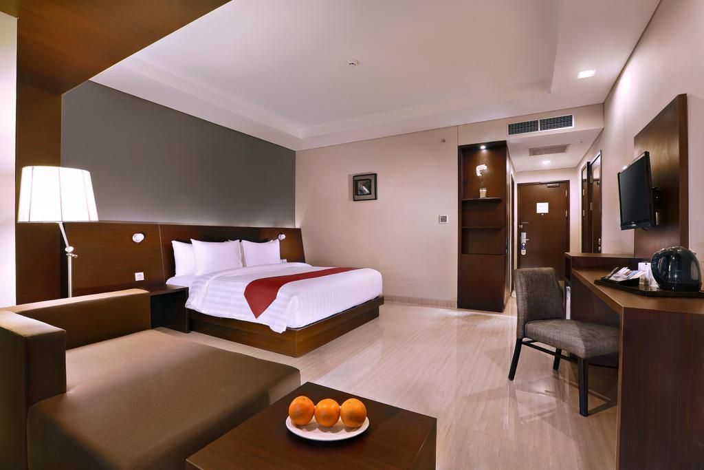 Amaris Hotel Bekasi Barat Exterior photo
